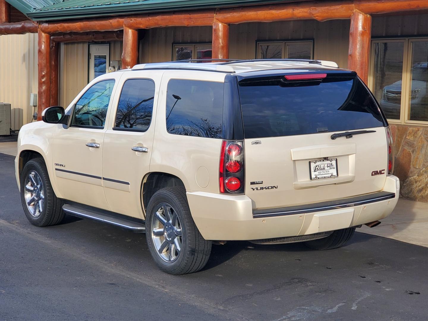 2009 Pearl White /Tan GMC Yukon Denali (1GKFK03219R) with an 6.2L Vortec V8 SFI engine, 6-Speed Automatic, Heavy-Duty, Electronically Controlled transmission, located at 1600 E Hwy 44, Rapid City, SD, 57703, (605) 716-7878, 44.070232, -103.171410 - Photo#4